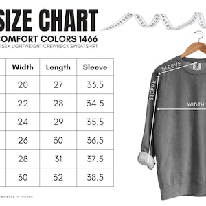 Puede incluir: Una sudadera gris unisex de cuello redondo y ligera colgada de una percha de madera. La imagen incluye una tabla de tallas con medidas en pulgadas para el ancho, el largo y el largo de la manga, desde la talla S hasta la 3XL.