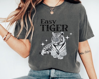 Comfort Colors Easy Tiger Graphic Tee: maglietta retrò indie