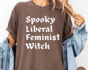 不気味なフェミニスト魔女コンフォートカラーズ®Tシャツ：反トランプハロウィンTシャツ