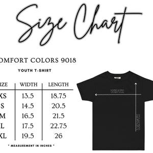 Puede incluir: Tabla de tallas de camiseta juvenil negra con medidas en pulgadas. La tabla incluye tallas XS a XL, con las medidas de ancho y largo correspondientes. El texto "Size Chart" est&aacute; en la parte superior, con "Comfort Colors 9018" y "Youth T-Shirt" debajo.