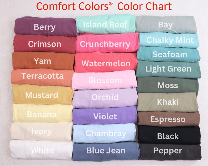 Puede incluir: Una carta de colores muestra una variedad de camisetas Comfort Colors&reg; en varios tonos. La carta incluye colores como Berry, Crimson, Yam, Terracotta, Mustard, Banana, Ivory, White, Island Reef, Crunchberry, Watermelon, Blossom, Orchid, Violet, Bay, Chalky Mint, Seafoam, Light Green, Moss, Khaki, Espresso, Chambray, Black, Blue Jean y Pepper.