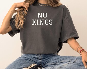 No Kings Graphic Tee: Komfortfärger Politisk protesttröja