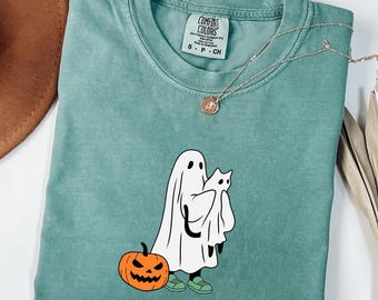 Comfort Colors® Süßer Geist, der schwarze Katze Halloween-Shirt hält, Geist-Katzen-Halloween-Shirt, Halloween-Geschenk für Katzenbesitzer Lustiges Halloween-Shirt