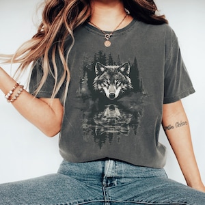 Comfort Colors® Vintage Wolf 90s Graphic t-shirt, Wolf Lover Retro shirt, Nostalgia Unisex Oversize shirt, Wolf Mountains, 2000s Wolf Shirt