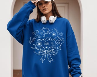 Nail Tech Coquette Shirt oder Sweatshirt, Nageldesigner Geschenk, Kosmetik Top, Manikürist Rundhals Ausschnitt, Nageldesign T-Shirt