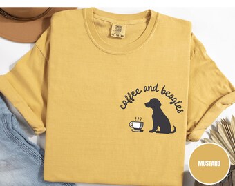 Camiseta Comfort Colors Coffee and Beagles: Presente para Mãe Beagle