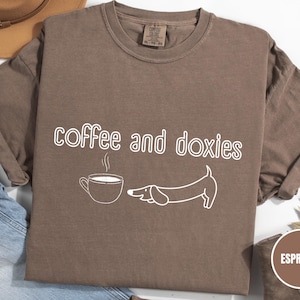 Camiseta Comfort Colors Coffee and Dachshund: Regalo para mamá de Doxie