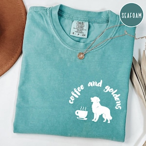 Camiseta Comfort Colors Coffee and Goldens: Camiseta para mamá Golden Retriever