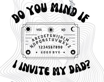 Könnte beinhalten: Ein weißes Grafikdesign mit einem Ouija-Brett und dem Text "DO YOU MIND IF I INVITE MY DAD?" in Schwarz. Das Brett enthält das Alphabet, Zahlen und die Wörter "YES", "NO" und "GOOD BYE."
