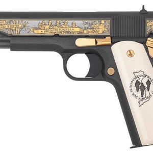 Pode incluir: Uma pistola de estilo 1911 preta e dourada com uma empunhadura de marfim branco. A pistola tem uma cena gravada de soldados em um ambiente de selva com o texto "None could have done it better" e "Brothers Forever". A empunhadura tem o texto "Vietnam War Ours Was A Noble Cause" e um mapa do Vietnã com soldados.