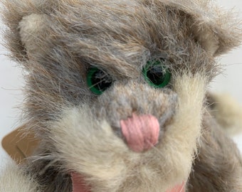 Gatto grigio e bianco Tennyson con fiocco rosa. Collezione d'archivio, bambola di peluche vintage Boyd's Bear & Friends, modello n. 5744 J.B. Bean Associates