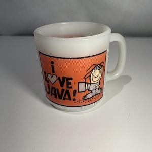 Peut inclure: Une tasse en céramique blanche avec un motif carré orange représentant un personnage de dessin animé et le texte "I LOVE JAVA!"
