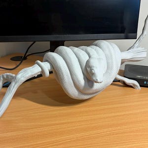 Grüne Baumpython Statue - 3D gedruckte Australische Pythonschlange Skulptur - Ruhende Haltung - Reptilien Dekor Geschenk Bild 2