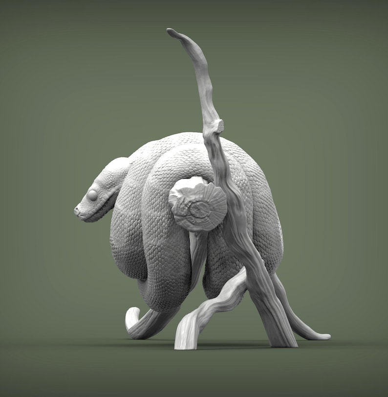 K&ouml;nnte beinhalten: Eine wei&szlig;e 3D-gedruckte Skulptur einer Schlange, die sich um einen Ast windet. Die Schlange ist zusammengerollt und hat eine strukturierte Oberfl&auml;che. Der Ast besteht aus einem glatten Material und hat eine nat&uuml;rliche Form.
