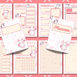 Op de afbeelding: Roze en crèmekleurige plannerpagina's met konijnenillustraties en het woord "Planner". De pagina's bevatten secties voor checklists, dagelijkse en wekelijkse planning, notities en een kalender. Het ontwerp bevat harten en sterren.