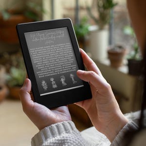 Pu&ograve; includere: Un e-reader in bianco e nero che mostra un testo sui benefici dei giochi di ruolo per i bambini. Il testo recita: "I giochi di ruolo sono uno strumento potente per migliorare le capacit&agrave; sociali. Creano uno spazio sicuro e immaginativo dove i bambini possono mettere in pratica abilit&agrave; essenziali come la comunicazione, l'empatia e la risoluzione dei problemi. Partecipando attivamente, i bambini migliorano le loro capacit&agrave; di ascolto, interpretano i segnali non verbali e rafforzano le strategie di risoluzione dei conflitti. Questi giochi aiutano anche i bambini a navigare nelle interazioni sociali, offrendo opportunit&agrave; per partecipare a conversazioni significative, sviluppare l'empatia e costruire fiducia nella comunicazione."