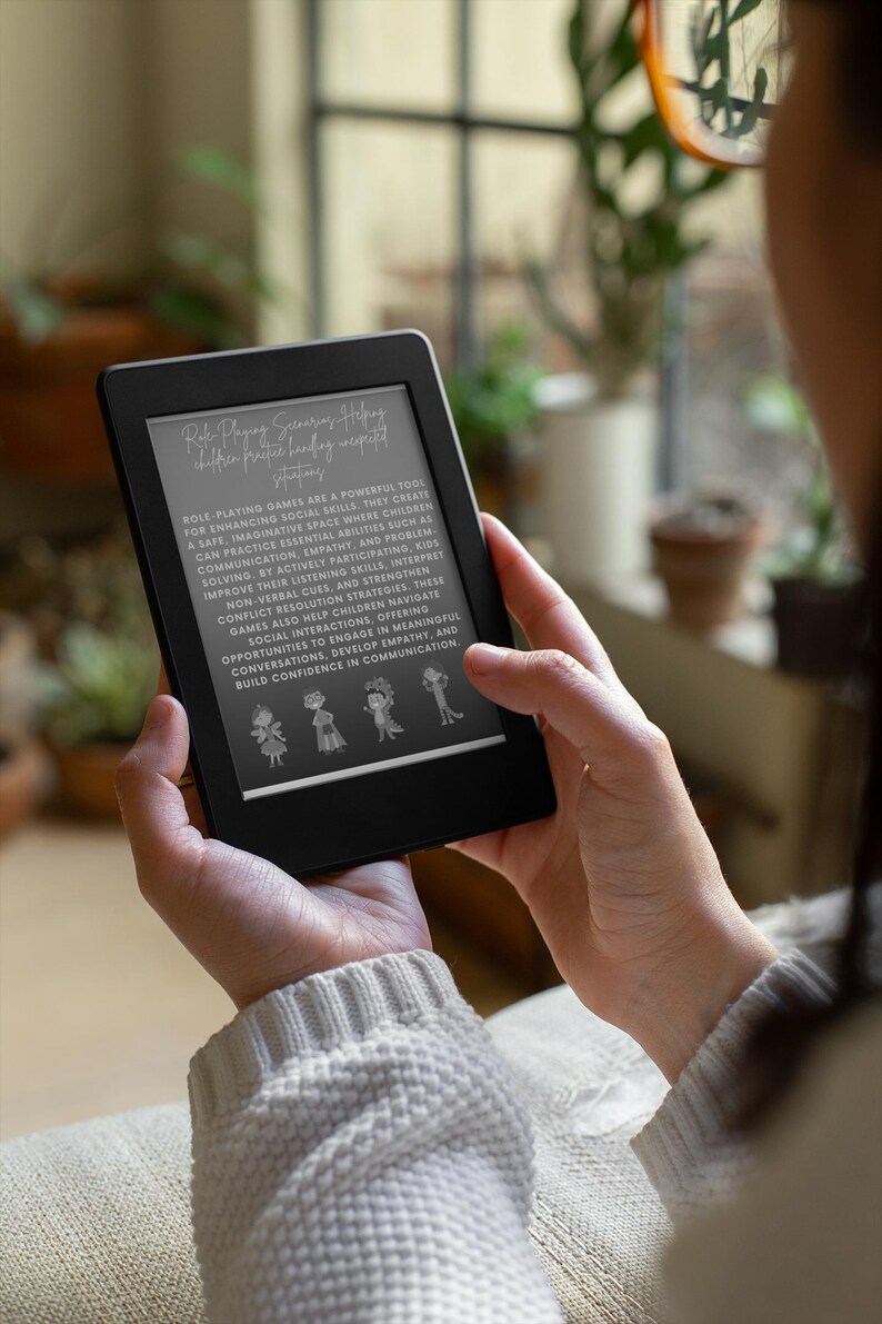 Pu&ograve; includere: Un e-reader in bianco e nero che mostra un testo sui benefici dei giochi di ruolo per i bambini. Il testo recita: "I giochi di ruolo sono uno strumento potente per migliorare le capacit&agrave; sociali. Creano uno spazio sicuro e immaginativo dove i bambini possono mettere in pratica abilit&agrave; essenziali come la comunicazione, l'empatia e la risoluzione dei problemi. Partecipando attivamente, i bambini migliorano le loro capacit&agrave; di ascolto, interpretano i segnali non verbali e rafforzano le strategie di risoluzione dei conflitti. Questi giochi aiutano anche i bambini a navigare nelle interazioni sociali, offrendo opportunit&agrave; per partecipare a conversazioni significative, sviluppare l'empatia e costruire fiducia nella comunicazione."