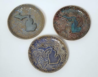 Michigan Péninsules supérieures et inférieures Pine Cone Pattern Stoneware Clay Soap Dish, Spoon Rest, Tea Bag ou Ring Holder