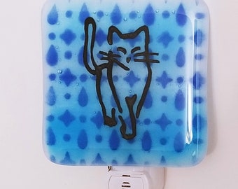 Chat d’art en verre fondu sur veilleuse LED bleue du crépuscule à l’aube