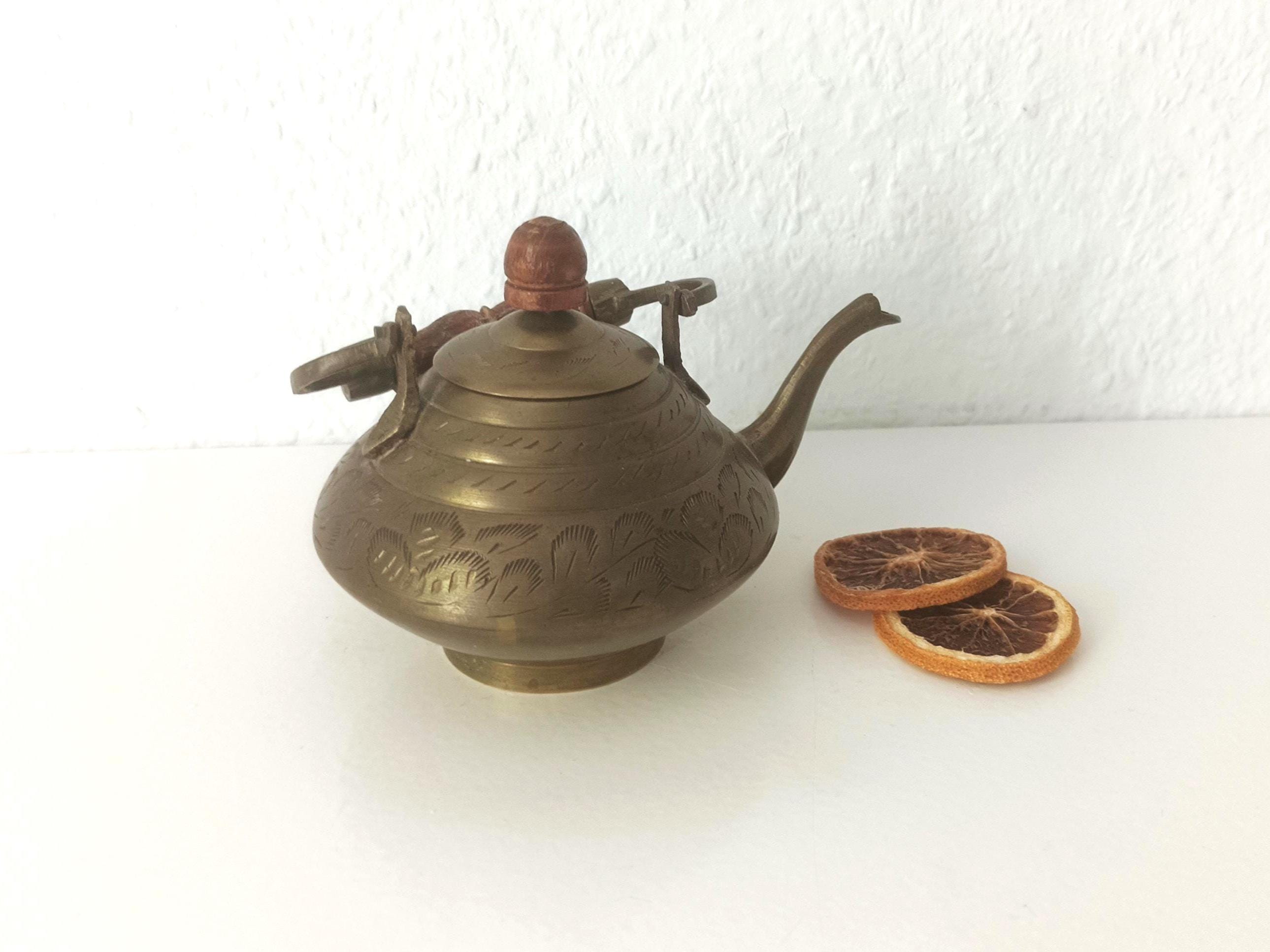 木製ハンドル付きヴィンテージ真鍮ティーポット：彫刻入り金属製品 