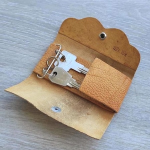 Llavero de cuero vintage, cara de gato en relieve, llavero de cuero marrón natural, billetera soviética, accesorio unisex vintage, estuche pequeño para llaves