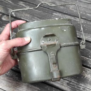 Vintage 1974 Feldflasche: Grüne Militär Feldflasche aus Aluminium