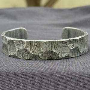 Handmade Damascus Steel Bracelet - Hammered Finish Bangle For Men - Rugged Forged Cuff - Unique Gift For Him - Rustic Metal Jewelry UK.