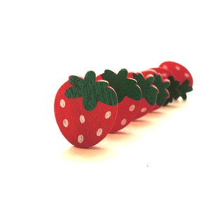 木製イチゴボタン // フルーツ木製装飾