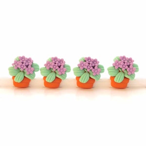Violette Pflanzen Verzierungen auf der Rückseite / lila Blumen-Harz-Cabochons im Topf - 4er-Set