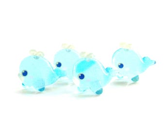 Adornos de ballena azul translúcida con parte trasera plana / Cabujones de resina con parte trasera plana de animales del océano - Juego de cuatro