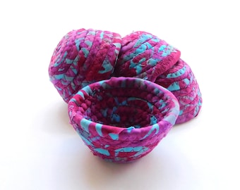 小さなフューシャとターコイズのボウル / 小さなコイル状の物干しロープバスケット