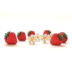 Dress It Upのフレッシュストロベリーボタン // Jesse Jamesのフルーツ装飾