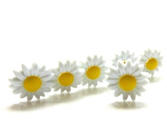 Daisy Buttons by Buttons Galore: Spring Flower Crafts, Sewing, Scrapbooking (Set of 6)