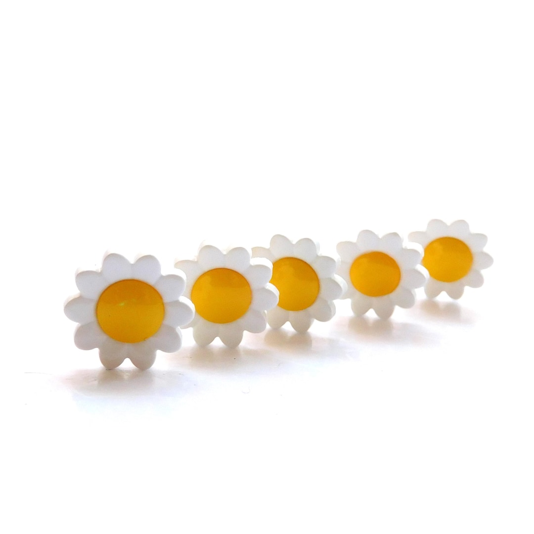 Small Daisy Buttons by Hemline // Novelty Flower Floral Embellishments ...