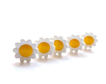 Small Daisy Buttons by Hemline // Novelty Flower Floral Embellishments - Set of FIVE
