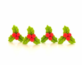 Könnte beinhalten: Vier grüne Stechpalmenzweige mit roten Beeren, in einer Reihe auf weißem Hintergrund angeordnet.