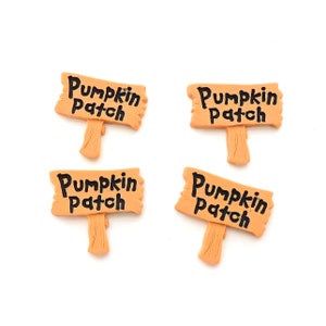 K&ouml;nnte beinhalten: Vier orangefarbene Holzschilder mit schwarzer Aufschrift "Pumpkin Patch".