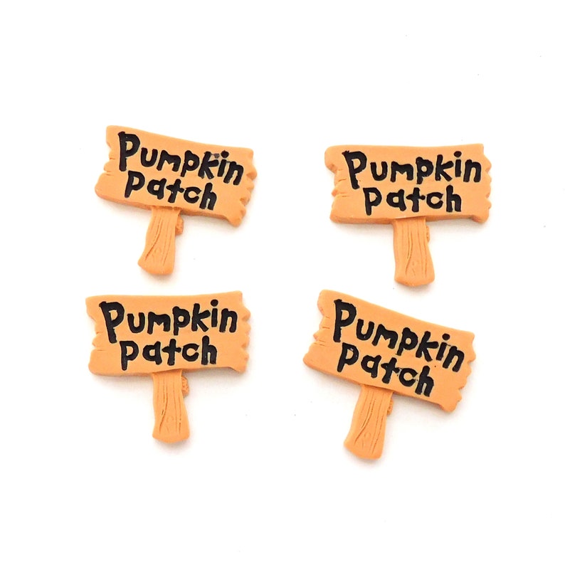 K&ouml;nnte beinhalten: Vier orangefarbene Holzschilder mit schwarzer Aufschrift "Pumpkin Patch".