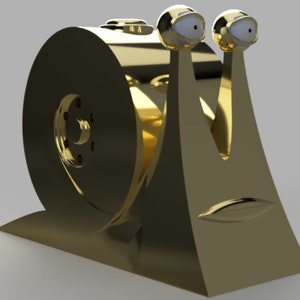 Pode incluir: Uma escultura de caracol dourada com olhos grandes e brancos e uma concha detalhada. O caracol é feito de metal e tem um acabamento liso e brilhante.