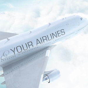 Op de afbeelding: Een wit vliegtuig met de tekst "YOUR AIRLINES" erop, vliegt door de wolken.
