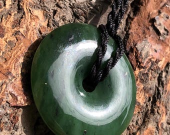 Ciondolo a forma di ciambella in giada nefrite intagliato a mano / Collana minimalista / Simbolo di forza e armonia / Dal Pakistan