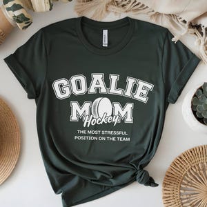 Camiseta de hóquei para mãe goleira, presente para mães de hóquei, vestuário para fãs de esportes, presente para mãe goleira, era de mãe de hóquei, camiseta de mãe de hóquei, camisa de mãe goleira