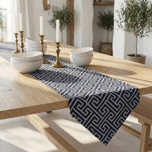 Camino de mesa personalizado, diseño de llave griega, de terciopelo, largo, moderno y elegante, en 23 colores diferentes.