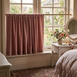 Dusty Rose sammetsgardiner i caféstil, mjuka, blush-liknande, korta fönsterpaneler, specialanpassade nivågardiner