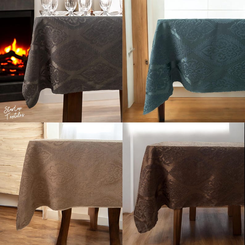 Puede incluir: Cuatro manteles de diferentes colores: gris, azul verdoso, beige y marr&oacute;n. Cada mantel presenta un patr&oacute;n damasco y se muestra drapeado sobre una mesa.