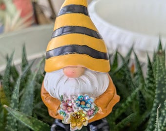 Glitzernder Zwergen-Gartenstecker mit Strassblumen, 13 "Hoch im Freien Dekor, niedliches Harz-Zwerg-Geschenk für Hof oder Pflanzer, drinnen, draußen.