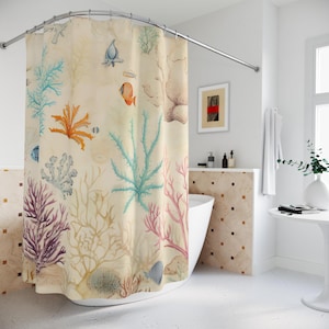 Puede incluir: Una cortina de ducha con una ilustración de acuarela de coral y peces sobre un fondo beige.