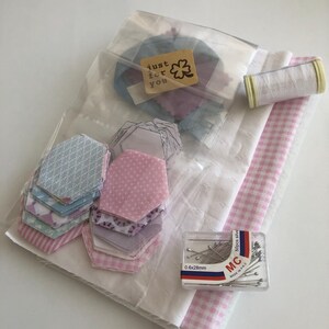 Juego de billetera de patchwork lila para hacer uno mismo, juego de neceser de maquillaje acolchado de algodón hecho a mano para hacerlo uno mismo, juego de billetera pequeña para hacer uno mismo