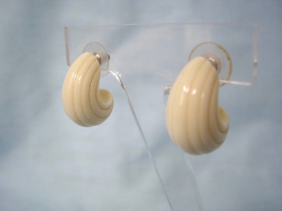 Vintage Cream Half Hoop Plastic Post Earrings - image 4