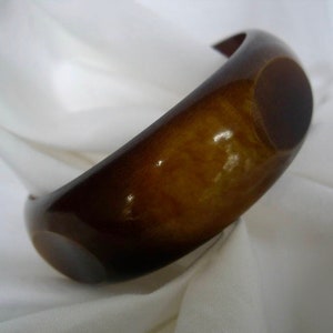 EN VENTE Bracelet jonc marron lucite vintage